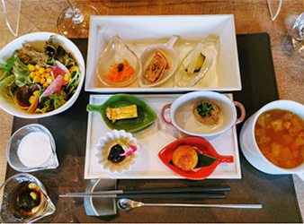 テーブルに置いている様々な料理